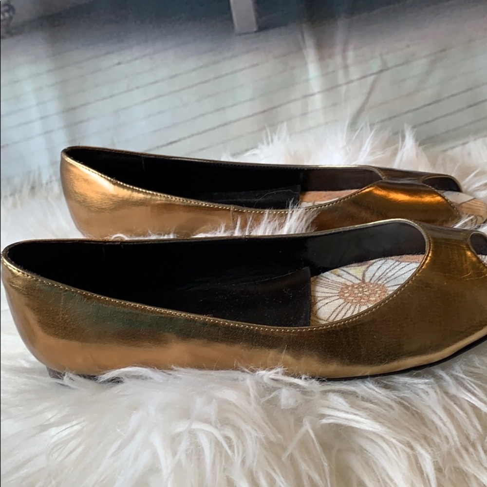 Newport News Gold pero toe Flats